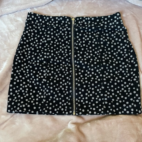 Forever 21 Dresses & Skirts - Forever 21 Daisy Zip Up Mini Pencil Skirt
